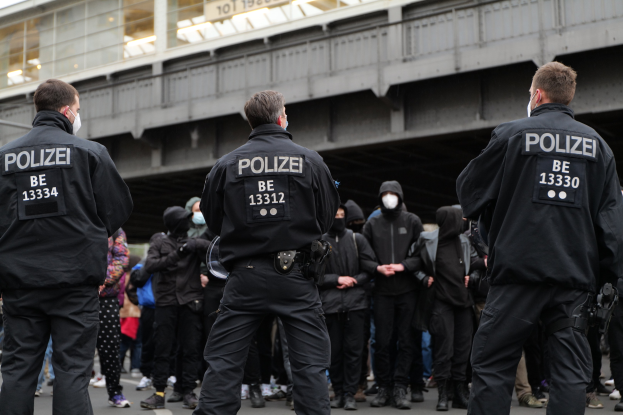 Polizistin und Polizist angegriffen und verletzt