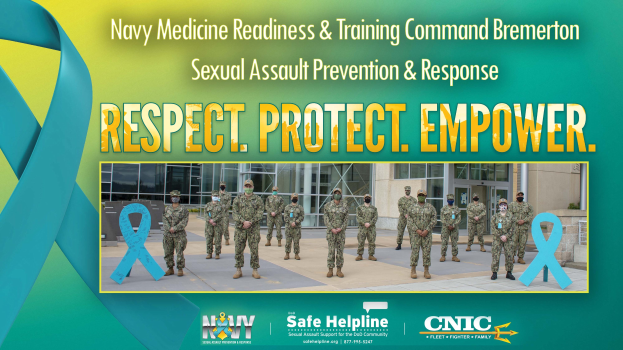 Plakat mit der Aufschrift 'Navy Medicine Readiness & Training Command Bremerton: Sexual Assault Prevention & Response - Respect, Protect, Empower' zeigt eine Gruppe von Menschen in Uniformen und Mützen vor einem Gebäude mit Fenstern und Türen.