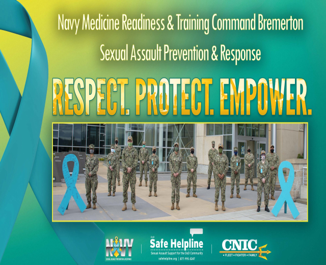 Plakat mit der Aufschrift 'Navy Medicine Readiness & Training Command Bremerton: Sexual Assault Prevention & Response - Respect, Protect, Empower' zeigt eine Gruppe von Menschen in Uniformen und Mützen vor einem Gebäude mit Fenstern und Türen.