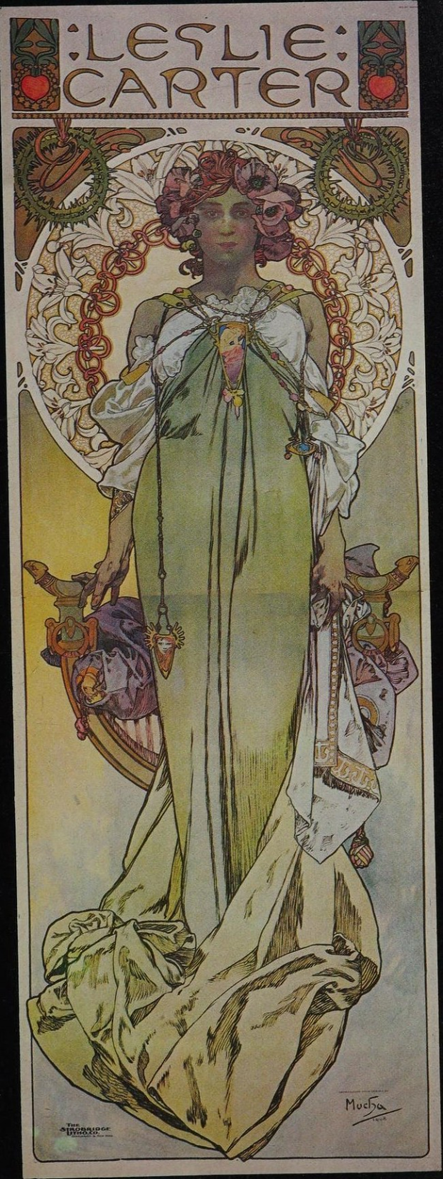 Plakat einer Frau in einem grünen Kleid mit detaillierten Verzierungen, geschaffen von Alphonse Mucha, betitelt "Leslie Carter", mit einem tiefblauen Hintergrund und Sternen sowie einer anmutigen Pose.