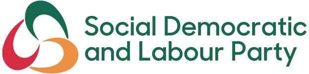 Der Text 'Sozialdemokratische Partei Deutschlands' in fetter schwarzer Schrift, zentriert und von einem dünnen schwarzen Rand auf einem weißen Hintergrund umgeben.