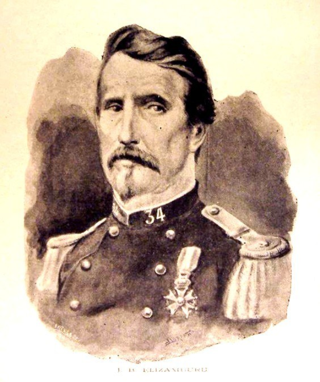 Schwarzes und weißes Porträt eines Mannes mit Schnurrbart in militärischer Uniform, ernster Gesichtsausdruck, dunkler Mantel mit hohem Kragen und Gürtel, konzentrierter Blick, betitelt als "Porträt von Elizamurku".