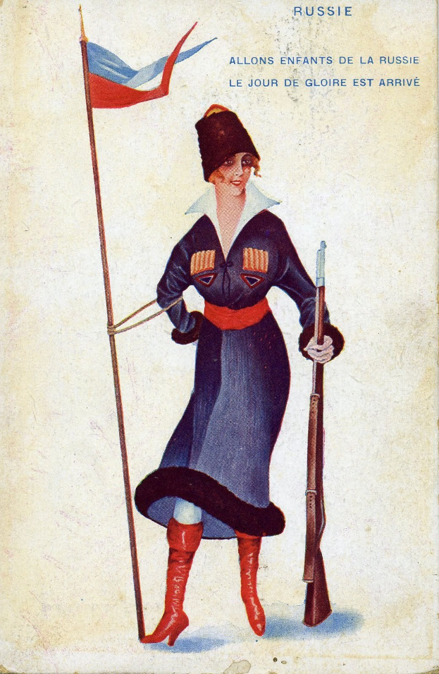 Eine Frau in russischer Militäruniform hält ein Gewehr und eine Flagge, mit dem Text "Allons enfants de la Russie" darüber und darunter.