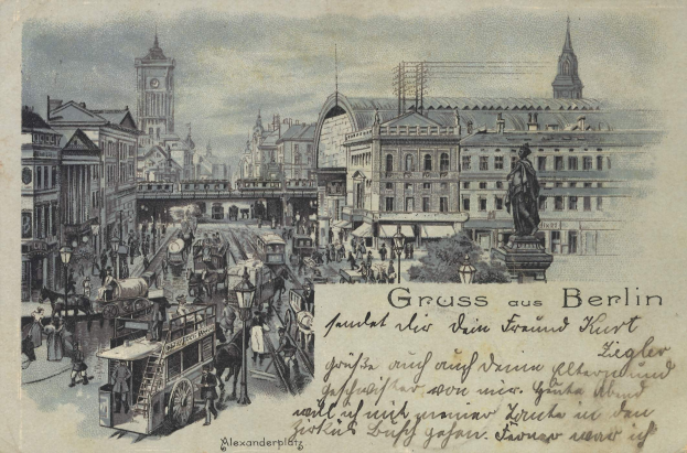 Schwarz-weiß-Illustration einer belebten Berliner Straßenszene mit Pferdewagen, Passanten, Gebäuden, Straßenlaternen, einer Statue und einer Brücke unter einem bewölkten Himmel mit Text auf der Postkarte.