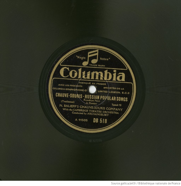 Schwarze Vinyl-Schallplatte mit der Aufschrift "Chauve-Sous-Russische Volkslieder" auf weißem Hintergrund und fetter schwarzer Schrift.