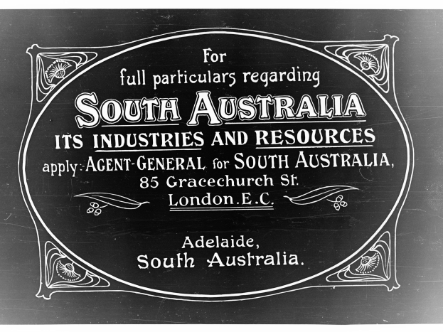 Schwarze Tafel mit "South Australia" in Kreide, was eine Werbung für die Industrie und Ressourcen des Staates vermuten lässt.