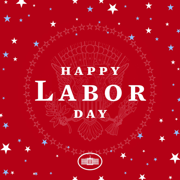 Plakat mit 'Frohen Arbeitertag' in fetten weißen Buchstaben auf einem hellroten Hintergrund, umgeben von mehrfarbigen Sternen verschiedener Größen.