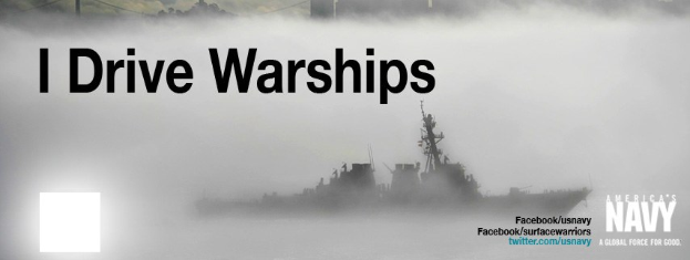 Plakat mit der Aufschrift "Ich fahre Kriegsschiffe" mit Schiffen auf dem Wasser, Bäumen und Strommasten im Hintergrund.