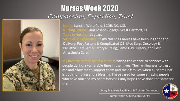 Eine Frau in einer Militärschwesternuniform lächelt warm, mit Text, der "Nurses Week 2020 Mitgefühl, Expertise, Vertrauen" daneben liest.