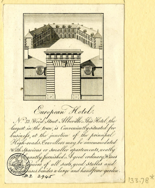 Ein detailliertes Bild eines europäischen Hotels auf Papier mit einem Stempel, das Fenster, Wände und Dach zeigt, begleitet von beschreibendem Text.