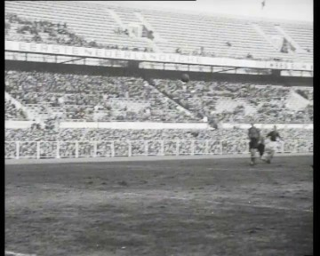 Schwarzes und weißes Foto eines Fußballspiels in einem Stadion während des Finals der niederländischen Fußballnationalliga 1961-1962, mit Spielern auf dem Feld und Zuschauern auf den Tribünen.