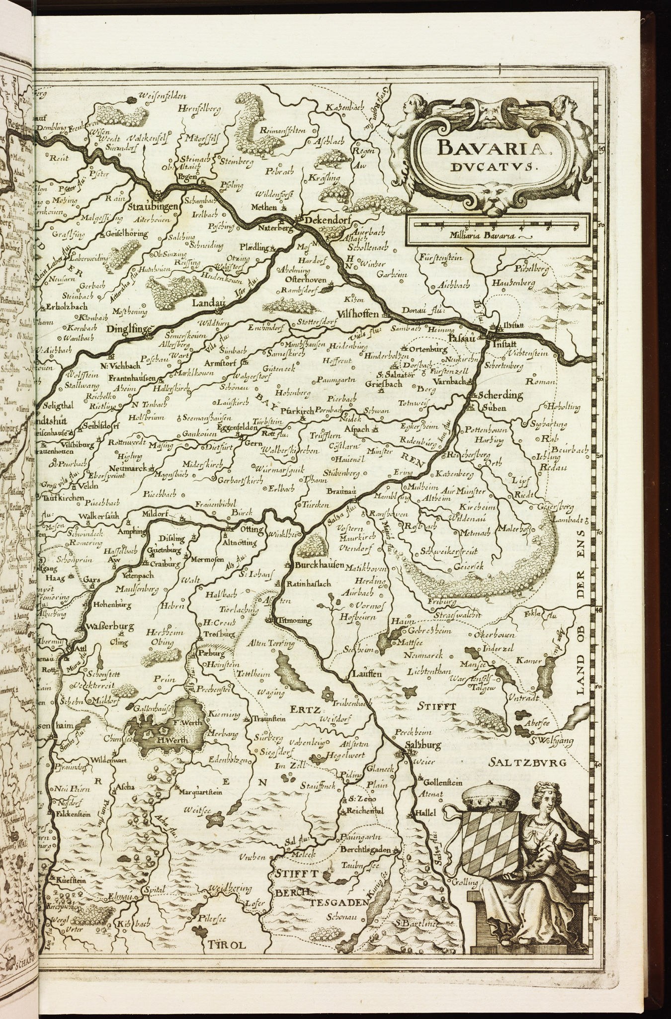 Ein offenes Buch, das eine detaillierte Karte von Bayern zeigt, mit Städten, Dörfern, Flüssen und anderen geografischen Merkmalen beschriftet.