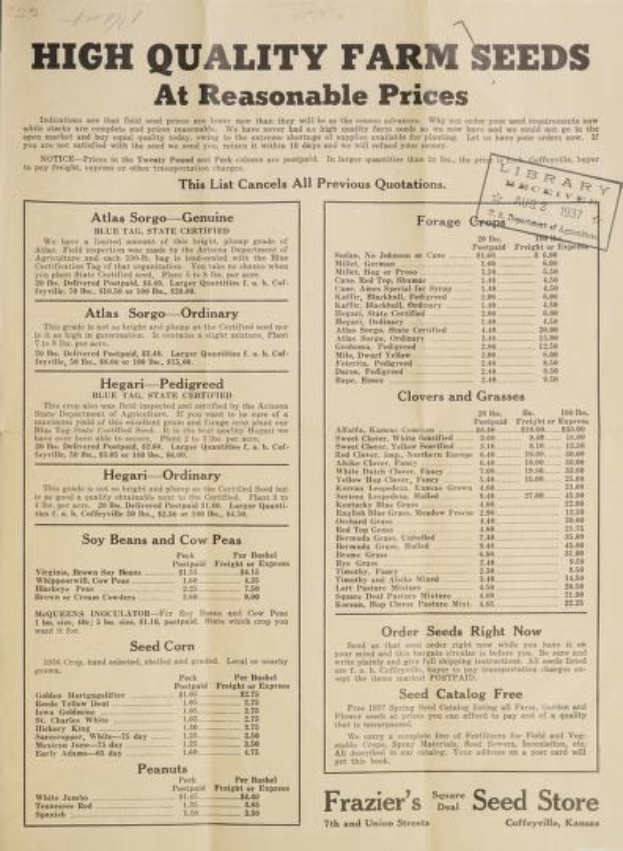 Schwarz-weiß-Fotografie eines alten Buches mit einer Liste hochwertiger Farmensamen zu vernünftigen Preisen von Frazier's Seed Store in Coffeyville, Kansas, datiert 1927.