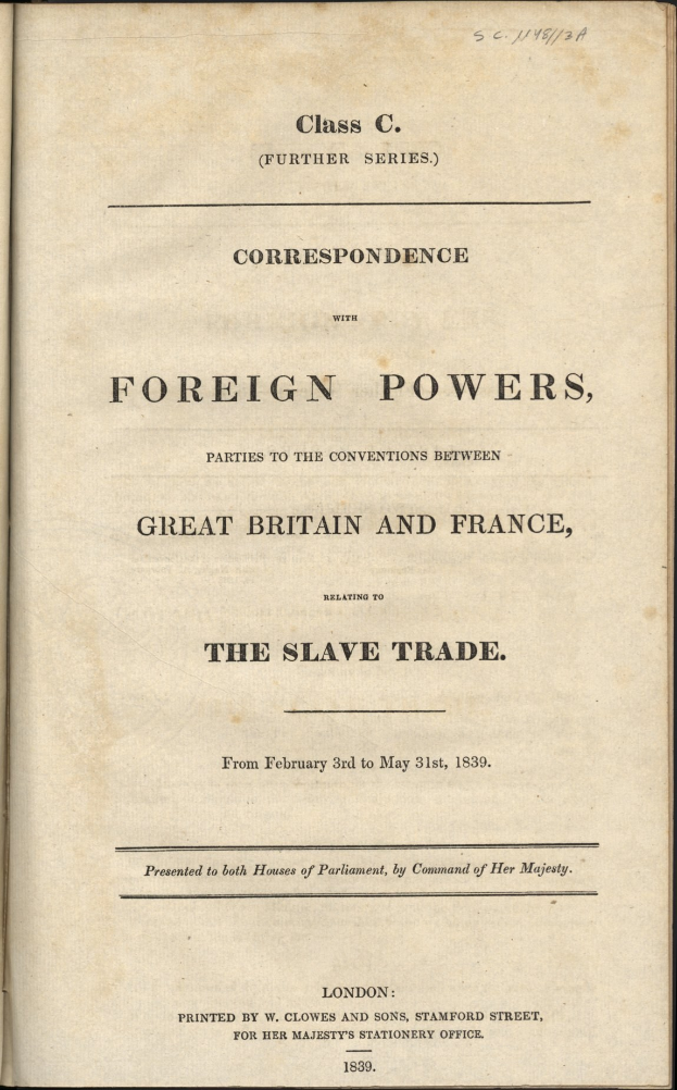 Titelblatt eines aufgeschlagenen Buches mit der Aufschrift 'Ausländische Mächte, Vertragspartner der Konventionen zwischen Großbritannien und Frankreich, die sich auf den Sklavenhandel beziehen'