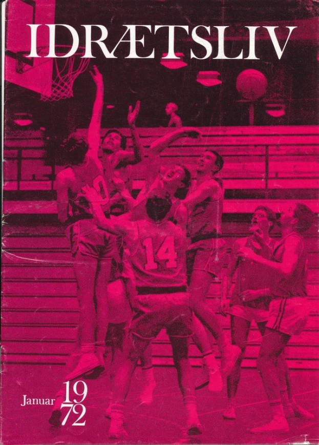 Buchumschlag mit einem Basketball-Spiel in vollem Gange mit Spielern in Uniformen, datiert Januar 1972, vor einem hellblauen Himmel mit Wolken.