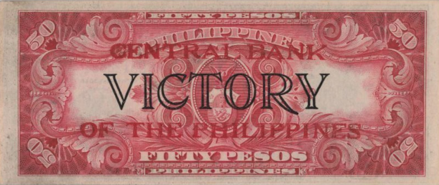 Eine 50-Peso-Philibanknote mit "Sieg der Philippinen" in schwarzer Schrift, die ein rotes und weißes Farbschema und einen dekorativen Rahmen aufweist.