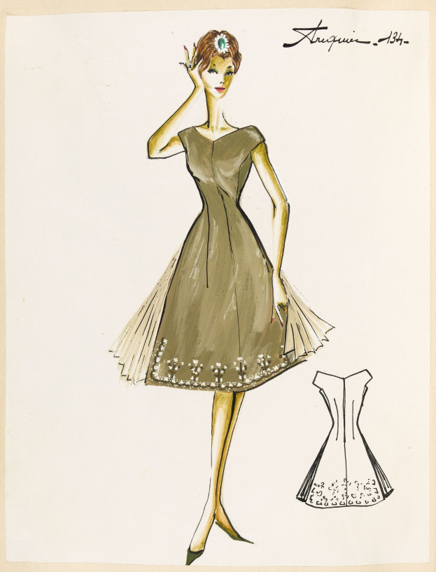 Eine Skizze einer Frau in einem hochgeschlossenen, langärmeligen Kleid, das von Alexander McQueen 1954 entworfen wurde, mit einer klassischen Hochsteckfrisur und gefalteten Händen, die zur Seite blickt und leicht lächelt.