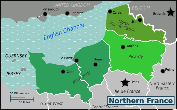 Karte von Nordfrankreich mit dem Ärmelkanal in Grün hervorgehoben, mit zusätzlichen Textdetails über die Region.