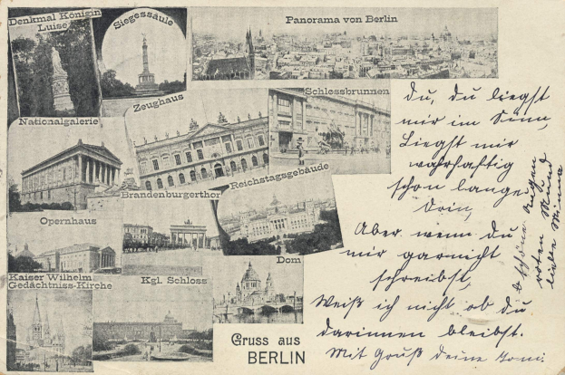 Eine alte Postkarte mit verschiedenen Abbildungen von Berlin, darunter Gebäude, Bäume und eine Statue, mit handgeschriebener Schrift.