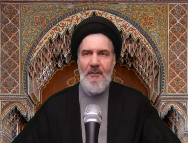 Ayatollah Ali Khamenei, Oberster Führer von Iran, trägt eine schwarze Robe und eine Kappe und spricht an einem Pult mit einer verzierten Wand im Hintergrund.