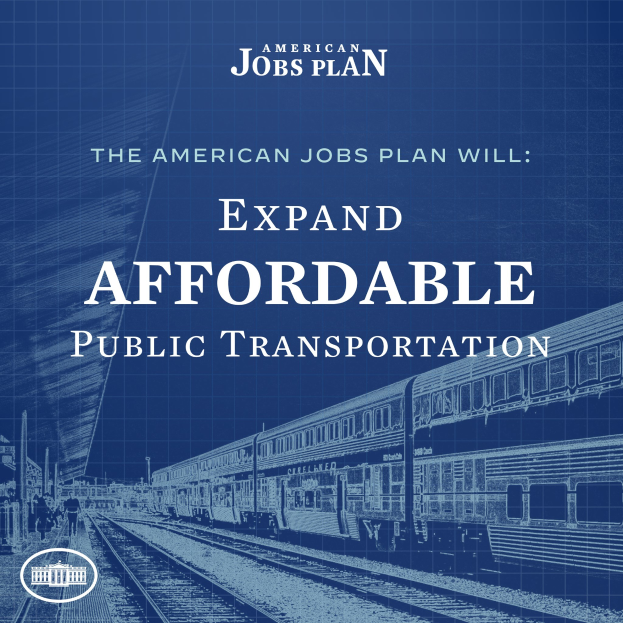 Plakat mit einer Bahn auf einem Bahngleis mit mehreren Menschen in der Nähe, das "The American Jobs Plan Will Expand Affordable Public Transportation" bewirbt.