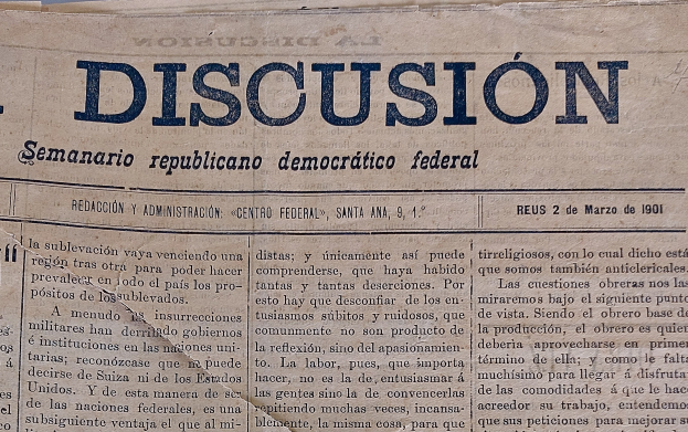 Zeitung mit gelbem, zerknittertem Papier, auf dem der Titel "Semanario Repúblicano Democrático Federal" und das Wort "Diskussion" in schwarzer Tinte steht.