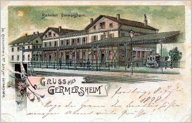 Schwarz-weiß-Postkarte vom Bahnhof Germersheim in Deutschland, die ein Bahnhofsgebäude, Menschen, Fahrzeuge, Bäume und einen bewölkten Himmel zeigt.