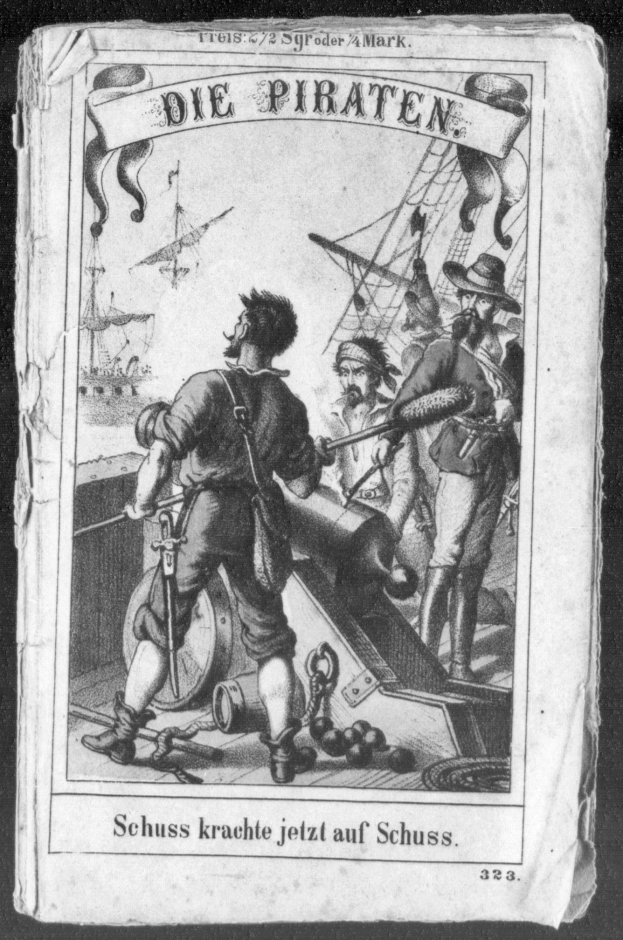 Schwarze und weiße Zeichnung eines Piraten auf einem Schiff mit einem menschlichen Gesicht in der Mitte, dunkler Hintergrund und Text auf dem Papier.