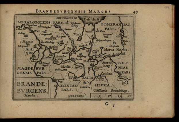 Ein altes Buch mit einem schwarzen Einband, das eine detaillierte Karte der Brandenburgischen Region in Deutschland zeigt, einschließlich Flüsse, Berge und Städte, mit begleitendem Text.