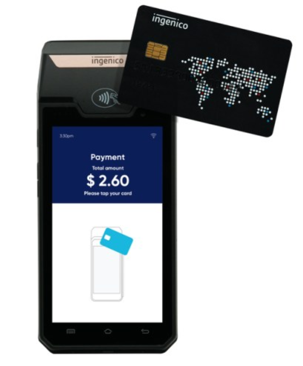 Mobiltelefon mit einem Kreditkarten neben einer Ingenico-Mobilzahlung.