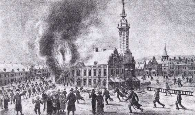 Schwarze und weiße Zeichnung einer Menge, die ein brennendes Rathaus gegenübersteht, mit Rauch, der in den Himmel aufsteigt, und der Inschrift "Der Brand des Rathauses in London" unten.