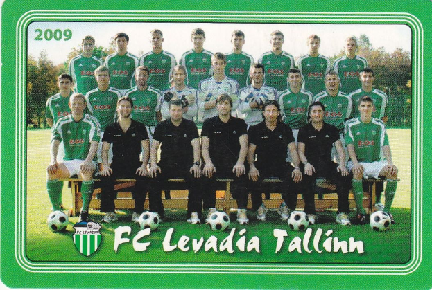 Ein Plakat von FC Levadia Tallinn mit einer Gruppe von Menschen auf einer Bank mit Füßbällen, Bäumen, einem blauen Himmel und Text mit einem Logo unten.