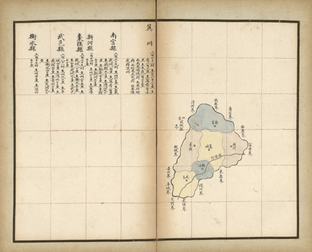 Offenes Buch mit chinesischer Schrift neben einer detaillierten Stadtkarte, die Straßen, Gebäude und Sehenswürdigkeiten zeigt.