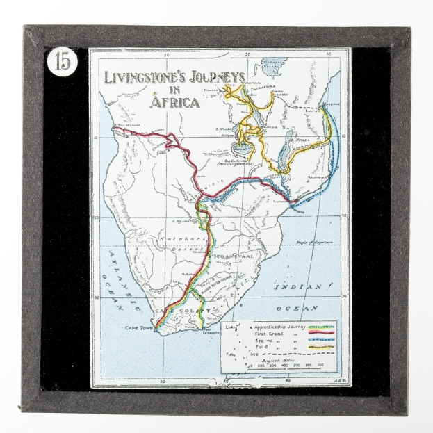 Ein gerahmtes Bild mit der Aufschrift "Livingstones Reisen in Afrika" in einem klassischen Photo-Frame mit leuchtenden Farben.