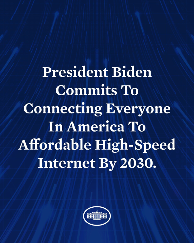 Blauer Hintergrund mit zentrierter weißer Schrift, die besagt: "Präsident Biden setzt sich dafür ein, bis 2030 jeden Amerikaner mit erschwinglichem High-Speed-Internet zu verbinden."