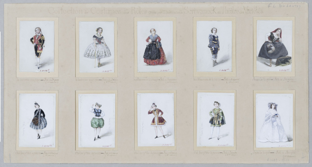 Buntfarbene Frauenkostüme mit komplexen Designs und auffälliger Text auf begleitendem Papier.