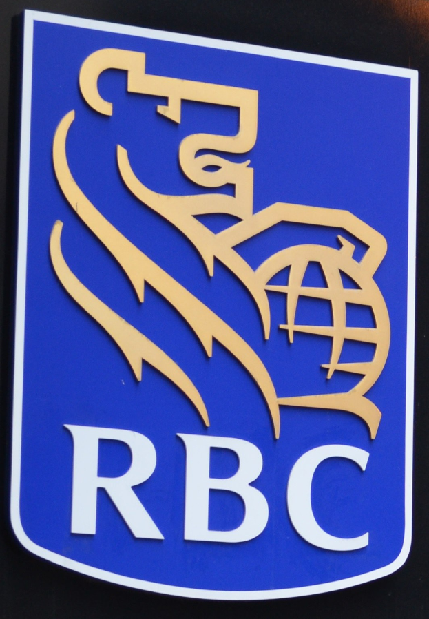 Royal Bank of Scotland-Logo auf einem blauen Brett vor schwarzem Hintergrund.