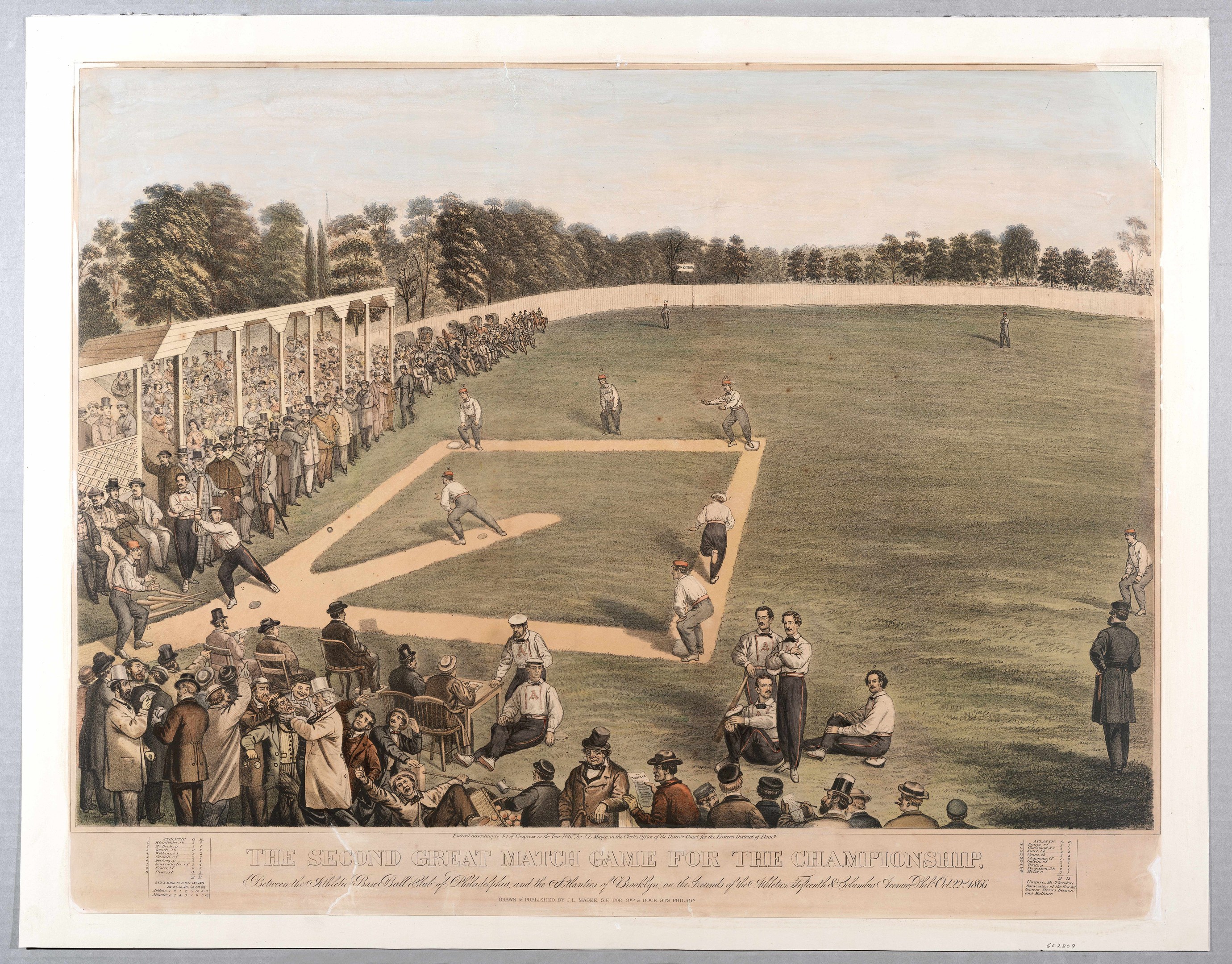 Eine Gruppe von Menschen, die Cricket auf einem grünen Feld mit Bäumen im Hintergrund und einem klaren blauen Himmel spielt, mit dem Text "Das zweite große Match - Spiel um die Meisterschaft" unten.