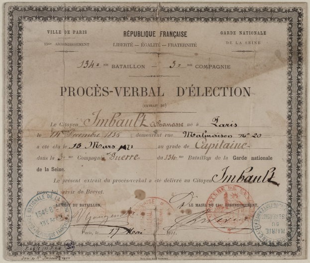 Alter Dokument mit zwei Stempeln, der wie ein Stimmzettel mit handgeschriebener Text aussieht.