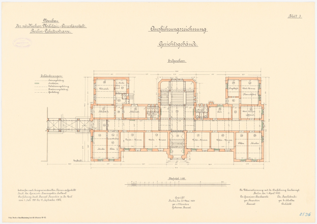 Schwarz-weißes Architekturzeichnung eines detaillierten Grundrisses des Reichstagsgebäudes in Berlin, Deutschland, mit Text und strukturellen Merkmalen.
