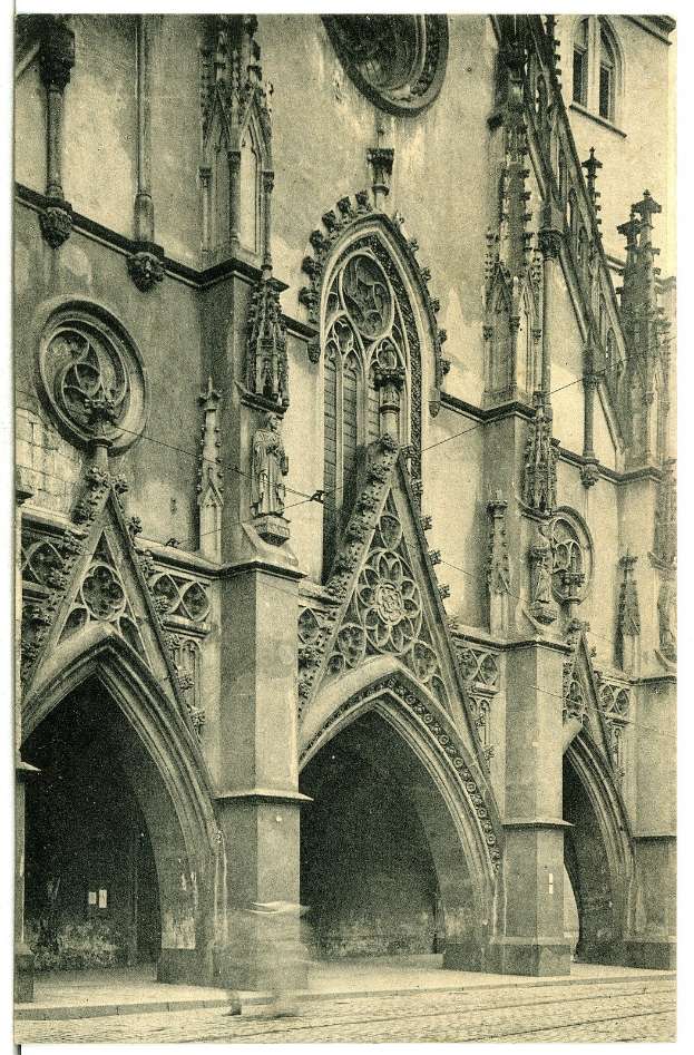 Altes Schwarz-Weiß-Foto eines Gebäudes mit Rundbogenfenstern und skulpturalen Verzierungen an seiner Fassade, beschriftet mit 'Architektur' unten.