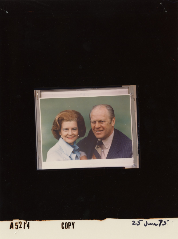 Polaroid-Foto eines Mannes und einer Frau, die lächeln, mit handgeschriebener Schrift am unteren Rand.