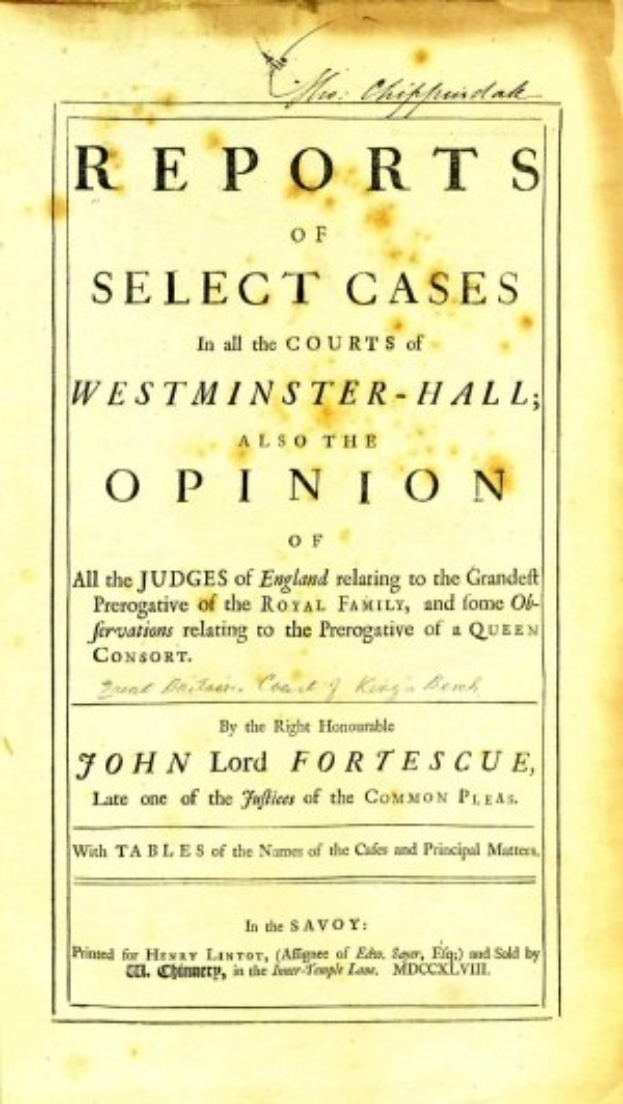 Deckblatt eines alten Buches mit dem Titel "Reports of Select Cases in the Courts of Westminster-Hall, also the Opinion of John Lord Fortescue" aufgeschlagen auf einer Seite mit schwarzer Tintenschrift.
