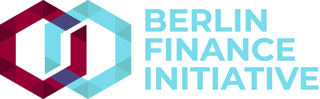 Logo der Berliner Finance Initiative mit einem blauen Kreis mit weißer Umrandung und einem weißen "B" in der Mitte, umgeben von einem weißen Ring mit blau-weißem Karomuster, alles auf einem weißen Hintergrund mit fetter schwarzer Schrift "Berlin Finance Initiative."