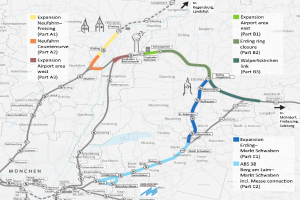Eine detaillierte Karte einer Stadt mit einer hervorgehobenen Bahnroute von München nach Frankfurt, die Haltestellen, die Umgebung und Bahn Details zeigt.