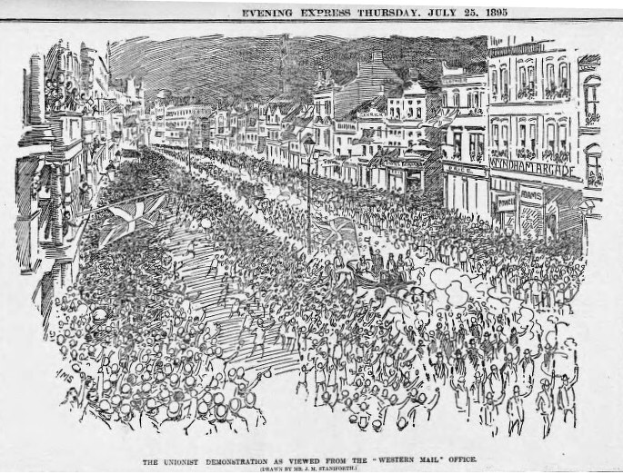 Schwarze und weiße Zeichnung einer Menge, die zwischen Gebäuden eine Straße entlang geht, mit dem Text "Die Unionistendemonstration, wie sie vom Western Mail Office aus gesehen wird" oben und unten.