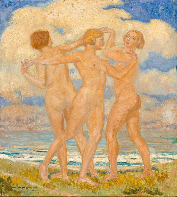 Drei nackte Gestalten stehen auf einem grasbewachsenen Strand neben einem ruhigen Gewässer, mit einem friedlichen, teilweise bewölkten Himmel.