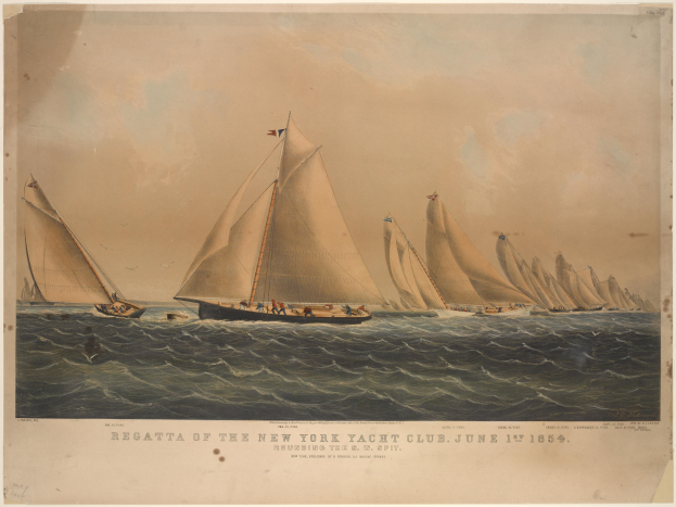 Eine Regatta mit mehreren Jachten auf dem Wasser, Menschen an Bord und Text auf einem Papier im Vordergrund.