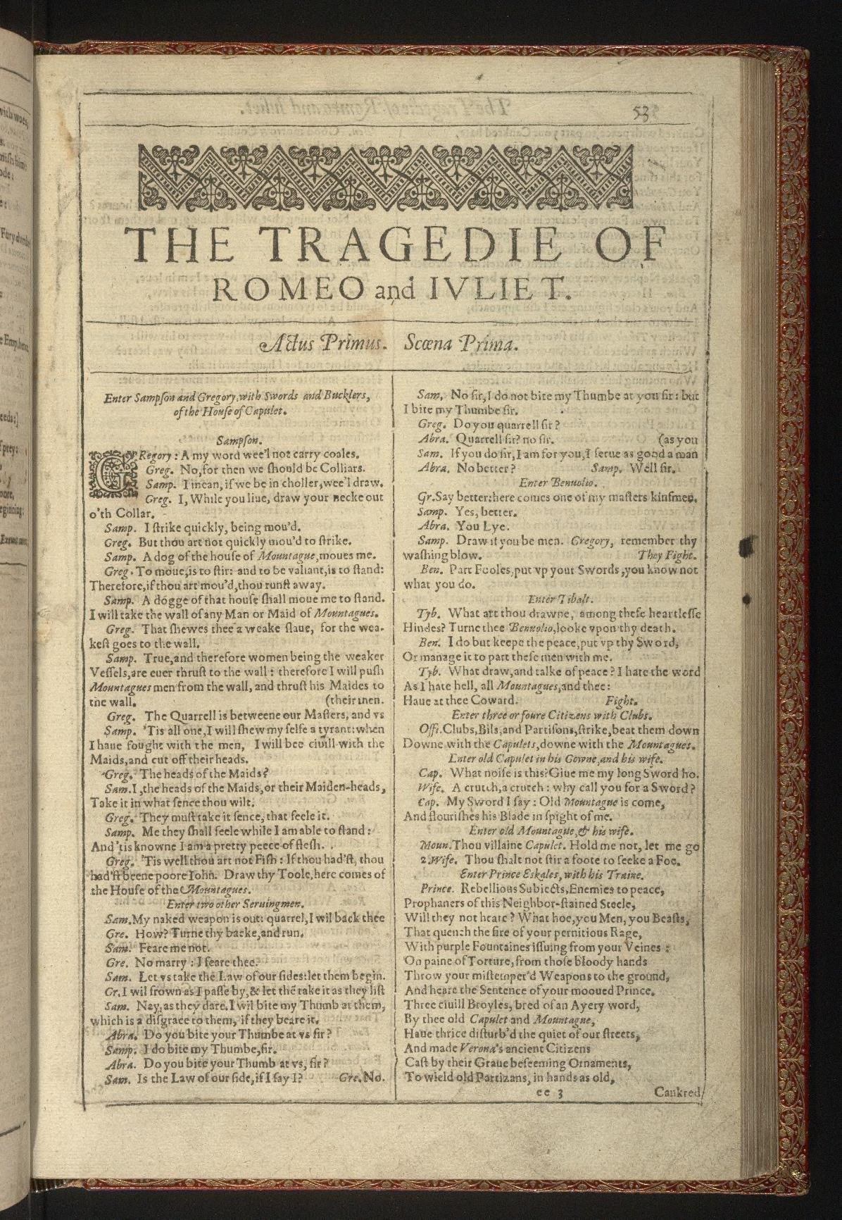 Offenes Buch mit der Aufschrift 'Die Tragödie von Romeo und Julia' auf dunklem Hintergrund, das eine melancholische Stimmung vermittelt.