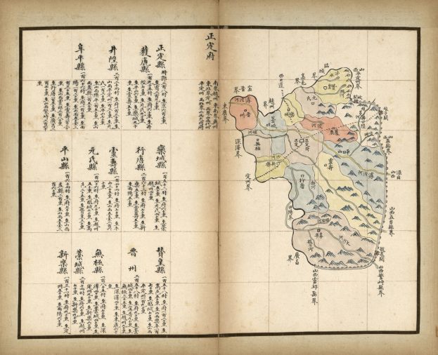 Ein aufgeschlagenes Buch mit chinesischer Schrift neben einer detaillierten Karte mit Bergen, Flüssen und Städten.